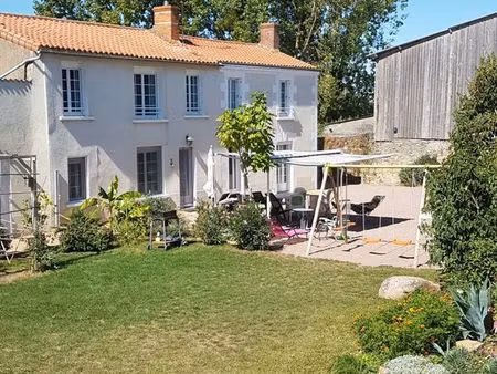 longère composée de 2 maisons d'habitation  dont 1 exploitée en gîte  située au sud de la 