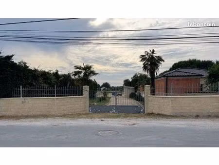 terrain accoler 1602 m2 et 800 m2 = 2402m au total viabilisé électricité tout-à-l'égout ea