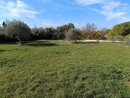 très beau terrain constructible à lagnes