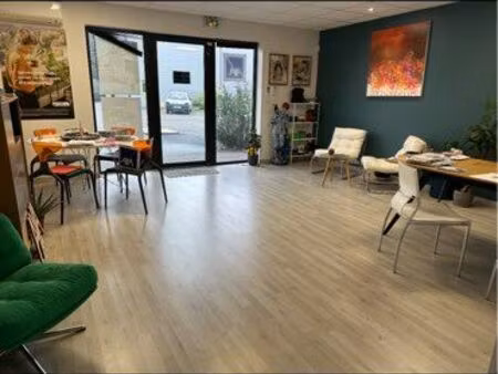 local commercial de 87m2 dans une zone commercial au pied de l'autoroute