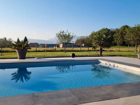 maison avec piscine et grand terrain rives