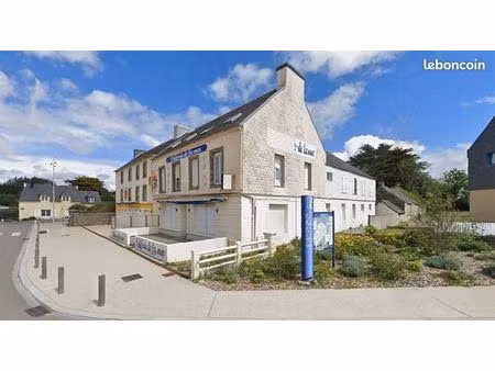 terrain et bâtiments proche de la mer en baie de douarnenez