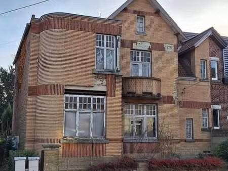 vaste et bonne maison à renover avec jardin