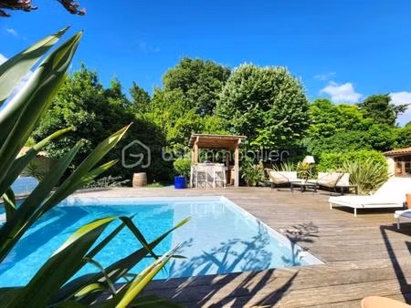 superbe villa de plain-pied avec piscine  annexe et grand garage