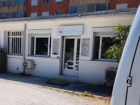 local commercial avec place parking