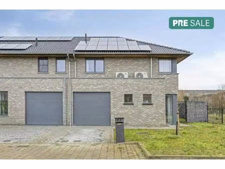 halfopen ben woning te koop in een rustige  groene omgeving.