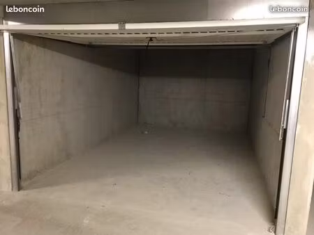 large garage fermé - proche tram arrêt galine