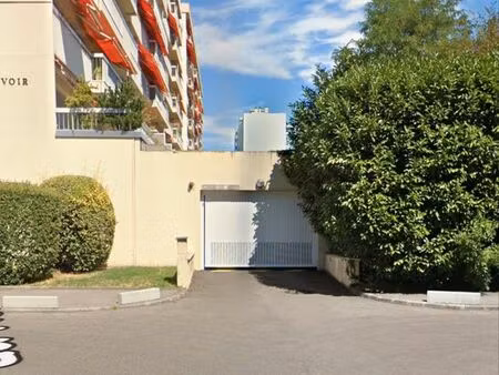 place de parking dans garage sécurisé