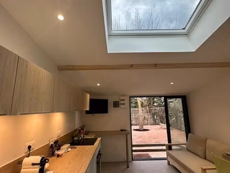 loue charmante  petite maison meublée  independante et neuve avec jardin  privatif