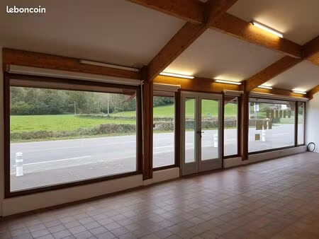 local commercial refait à neuf  64 m²  10 m de vitrine  grand parking
