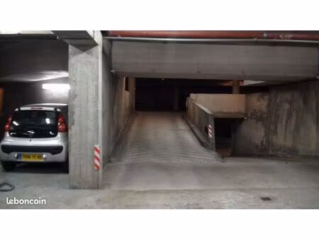 place de parking sécurisée hypercentre la roche accès 24/24