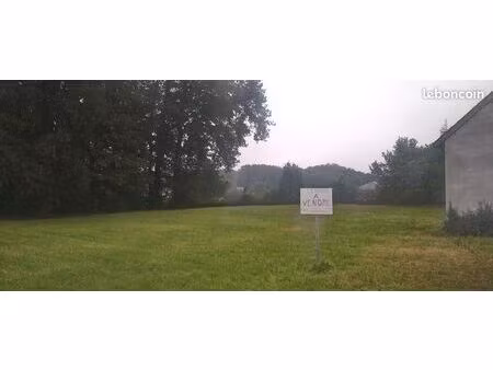 terrain constructible avec garage et bois de chênes