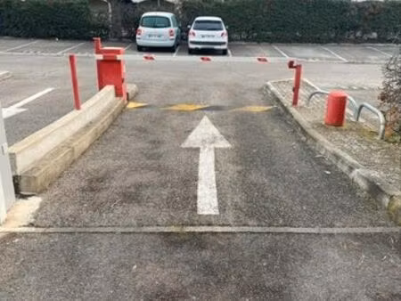 place de parking à louer - aix pont de l'arc