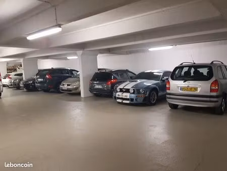 location 1 à 70 places de parking dans garage béton couvert et sécurisé