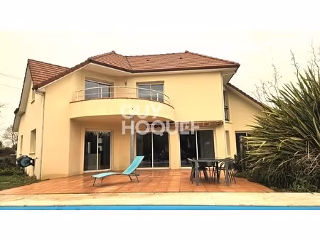 buros 64160 villa récente