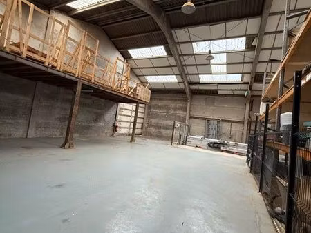 dépôt / atelier de menuisé 240 m2 grande hauteur