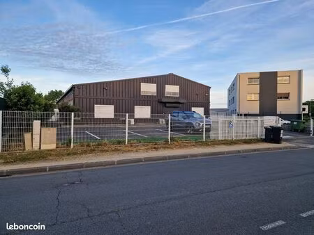 bureau à louer avec possible petit local exterieur pour stokage