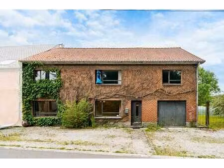 3 façades de 266m² à renover avec 5 chambres et terrain de 2