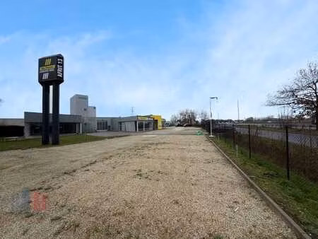 opslag/showroom/kantoor op unieke zichtlocatie langs de e40