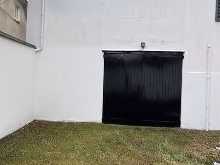 entrepôt de 40m2 avec 1 place de parking privatif