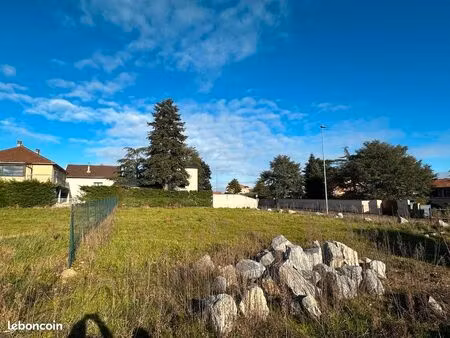 terrain constructible viabilisé  commune prisée de charly  terrain à bâtir plat et clôturé