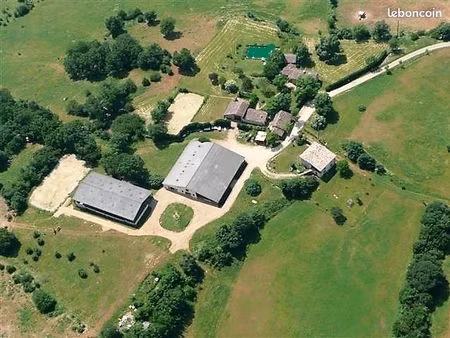 maison + structure équestre + 10 hectares