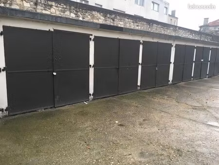 box fermé 12 m2  ivry/seine  en surface