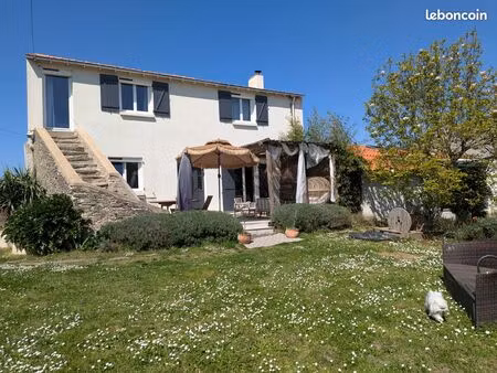 a vendre maison familiale comprenant 9 pièces d’environ 205 m² sur parcelle de 1 112 m2