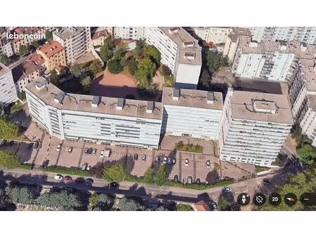 place de parking extérieure