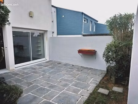 petite maison avec espace extérieur