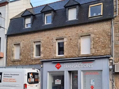 local bureau commerce rue passante