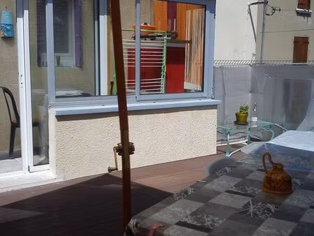 maison avec extérieur et garage