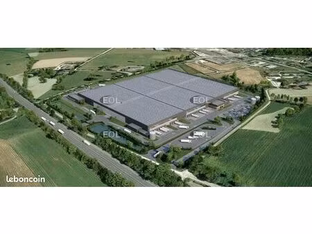 local logistique 67 093 m²