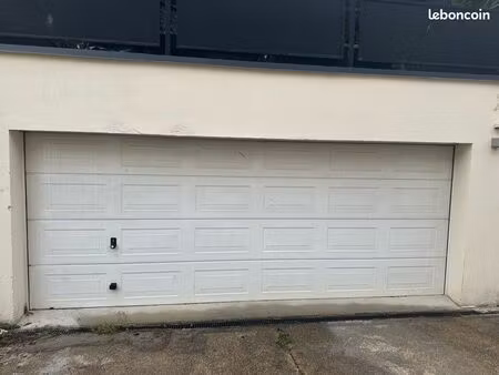 à louer box double 30 m2