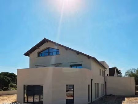 local commercial 135 m2 / parking privée/ terrasse top emplacement st galmier