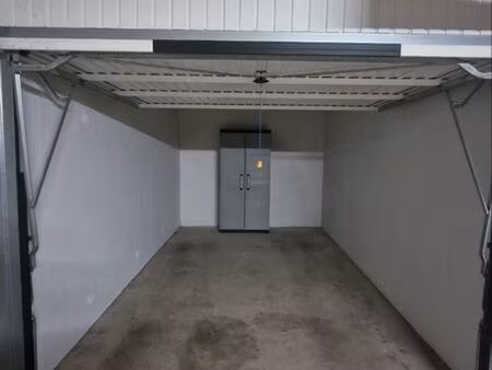 box dans parking a louer