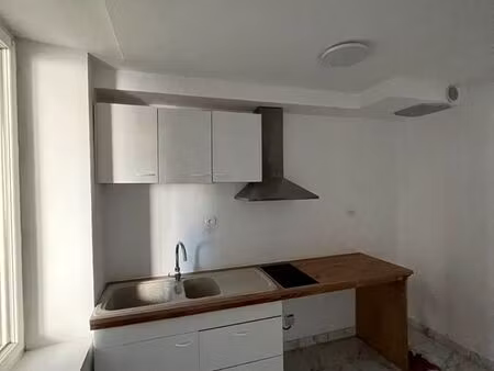 f2 rénové à neuf en plein centre-ville montataire