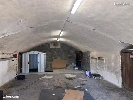 co stockage dans local de 90m2  10e le m2