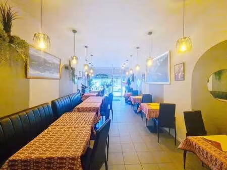 rez-de-chaussee commercial en bon etat de 86 m² - terrasse -