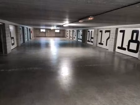 garage fermé  1ière étage dans un bâtiment de garage fermé