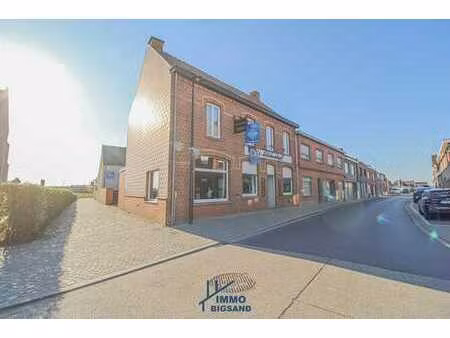 handelspand met woning  feestzaal en magazijn op een groo...