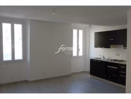 a vendre  ideal investisseur quatre studios au coeur du villag