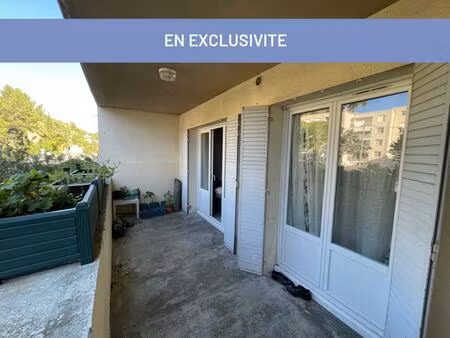 t2 avec balcon et terrasse centre cassis