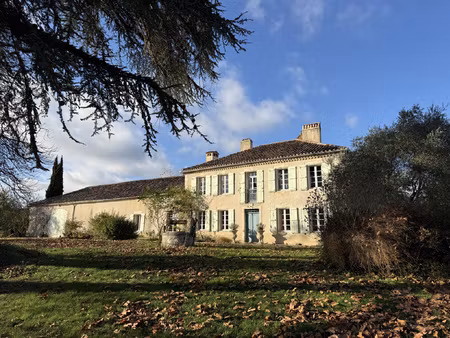 maison de maitre avec dépendances et piscine au calme sur 11