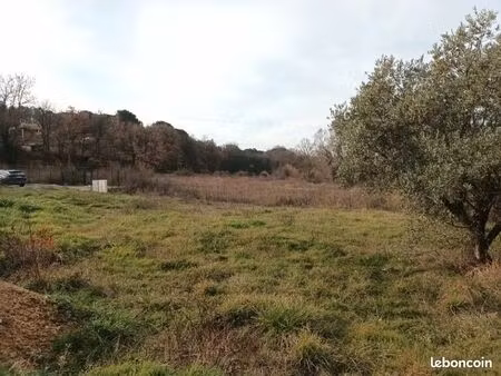 terrain 759 m² la tour d aigues