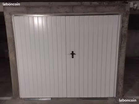 location box / garage fermé & sécurisé / proche aéroport