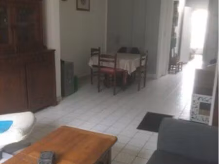 f2 avec balcon et cour commune