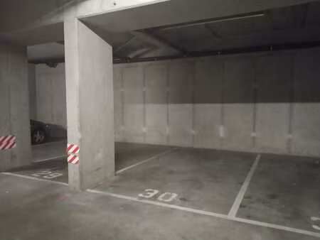 emplacement parking souterrain. porte avec télécommande