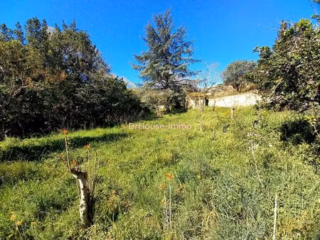 terrain constructible de 1555 m² avec cazot