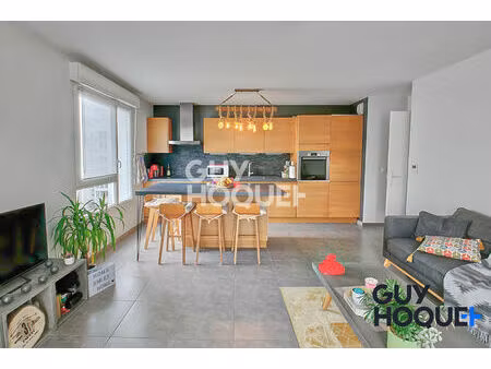 t2 meublé - carré de soie - terrasse